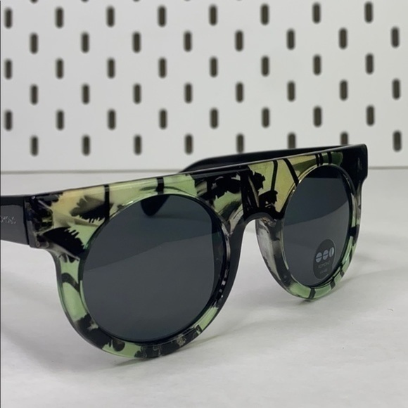 New KOMONO sunglasses Women’s Hippolyte Palms green floral shield main image 8